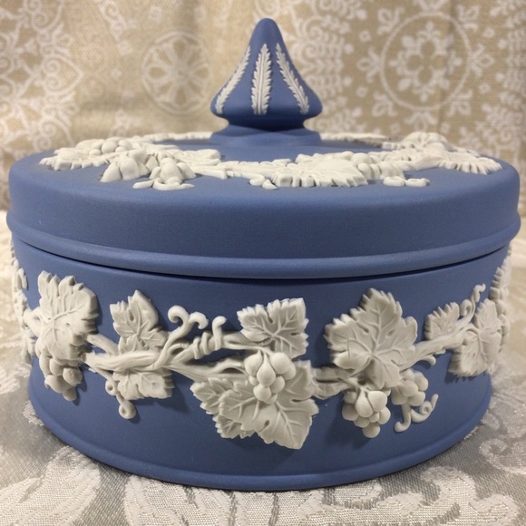 Vintage Wedgwood blue Jasperware Round Covered Dish - Picture 5 of 9